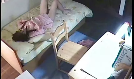 堕落したカップルは三人組のために若い女の子を誘惑する アダルト 女性 無料