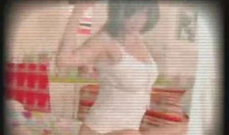 二つのガールフレンド持っています性別とa男と広がり自分の足でフロントの彼 女 の ため の アダルト ビデオ