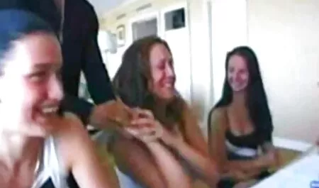 A群衆の男性弄a若い金髪でa温gangbang 女性 av 動画