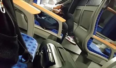 車の中でセクシーな雌犬のための男blowjob エロ 動画 女性 の