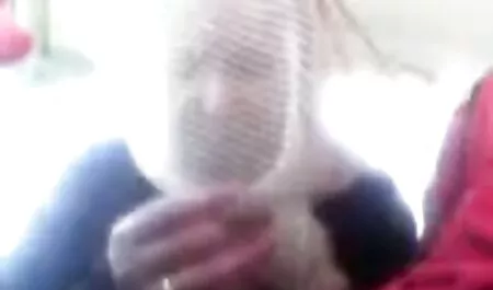 巻き毛黒檀女の子のジューシーなcumshotsから白人男性 av 女性 安心