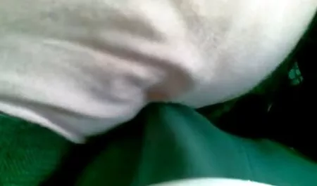男はひげを持っています,ポーズと彼の大きなコックで彼のその雌犬を置きます av 無料 女性
