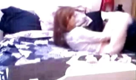 若い男は彼女のお尻の後ろから太ったお尻の熟女を犯し、彼女のお尻に精液 エロ ビデオ 女性 用