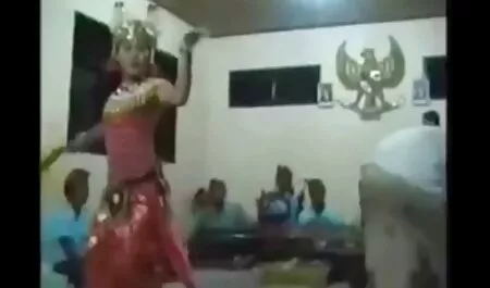 男は髪から女の子を保持し、後ろから彼女の妹を魅了しました h な 動画 女性 向け